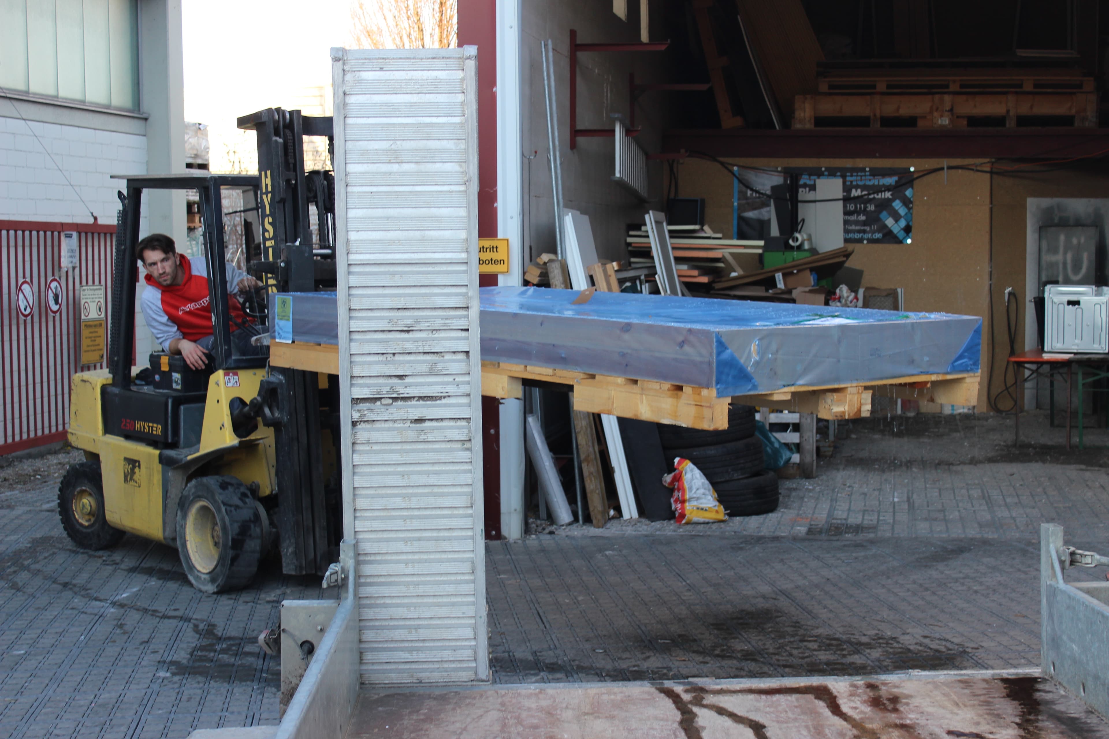 HÜTO Liefert und denkt mit. Gabelstapler zum Verladen